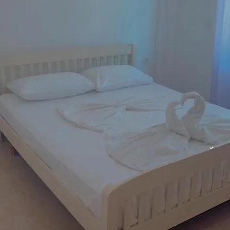 Hena Sarandë